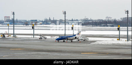 BORYSPIL, UKRAINE - 8. Februar 2015: Embraer EMB-120RT Brasilia von Air Moldova in Borispol International Airport, der größte Flughafen des Countrys geparkt Stockfoto