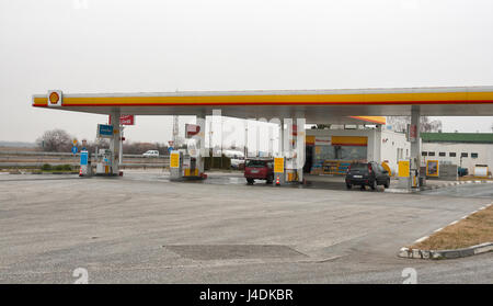 PLOVDIV, Bulgarien - 9. Februar 2015: Shell-Tankstelle auf der Autobahn E80 in der Nähe von Plovdiv. Royal Dutch Shell plc, allgemein bekannt als Shell, ist ein fertig Stockfoto