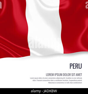 Seidige Flagge von Peru auf einer isolierten weißen Hintergrund mit dem weißen Textbereich für Ihre Anzeige Nachricht winken. 3D-Rendering. Stockfoto