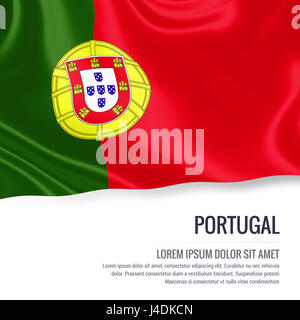 Seidige Flagge von Portugal auf einem isolierten weißen Hintergrund mit dem weißen Textbereich für Ihre Anzeige Nachricht winken. 3D-Rendering. Stockfoto