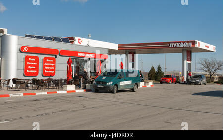 PLOVDIV, Bulgarien - 11. Februar 2015: Lukoil Tankstelle auf der Autobahn E80 in der Nähe von Plovdiv. Lukoil ist eine der weltweiten größten Produzenten von Öl, es ist Stockfoto