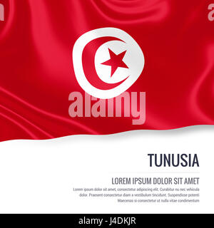 Seidige Flagge von Tunusia auf einem isolierten weißen Hintergrund mit dem weißen Textbereich für Ihre Anzeige Nachricht winken. 3D-Rendering. Stockfoto