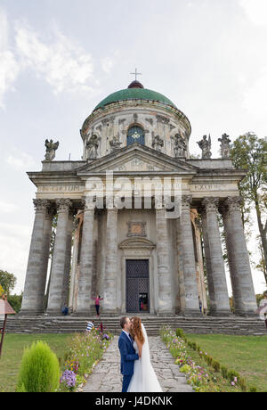 PIDHIRZI, UKRAINE - 2. Oktober 2016: Trauung vor barocke römisch-katholische Kirche St. Joseph. Pidhirzi Dorf befindet sich in Lemberg Stockfoto