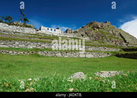 Machu Picchu Ruinen auf Sommer sonnigen blauen Himmelshintergrund Stockfoto