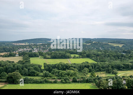Surrey Hills Blick über das Dorf Westcott aus Denbies Hang, mit Leith Hill (der höchste Punkt in Surrey) am Horizont. In der Nähe von Dorking Stockfoto