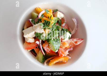 Köstliche Caesar Salat mit Käse, Kräutern und Gemüse. Stockfoto