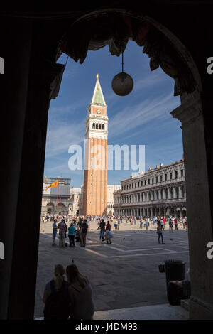 Italien, Venedig, Blick durch die gewölbten Gehweg um Markusplatz entfernt. Stockfoto