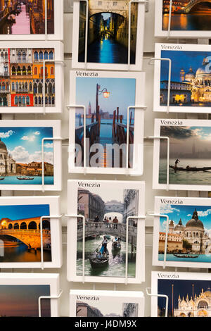 Italien, Venedig, Tourist Souvenir Postkarten zum Verkauf. Stockfoto