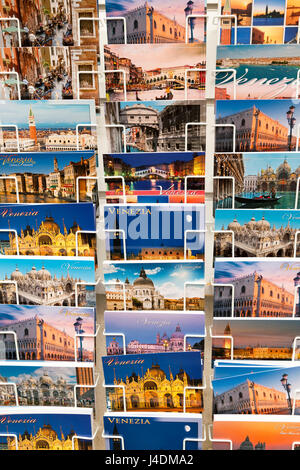 Italien, Venedig, Tourist Souvenir Postkarten zum Verkauf. Stockfoto