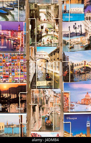 Italien, Venedig, Tourist Souvenir Postkarten zum Verkauf. Stockfoto