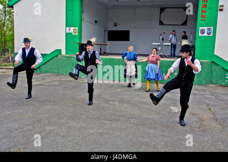 Mužlja - Zrenjanin, Serbien, 22. April 2017. Ungarischer Tanz als ein Vorspiel zu dem Ereignis "Ungarn traditionelle Ehe." Stockfoto