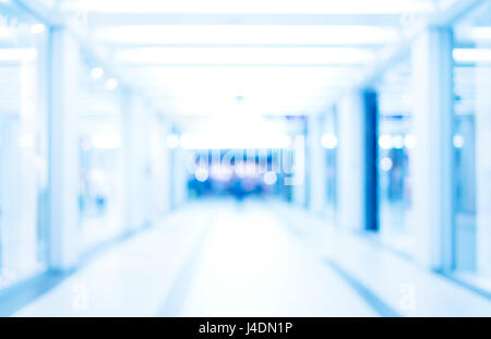 medizinische unscharf Hintergrund, leere Krankenhausflur in blauem Neonlicht Stockfoto