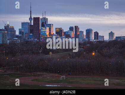 Toronto Skyline von Riverdale Park zeigt Sonnenreflektionen an den Gebäuden während der blauen Stunde Stockfoto