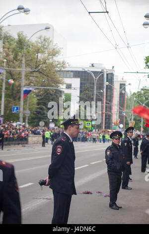 Rostov-Na-Donu, Russland - kann 9,2017: unsterbliche Regiment Prozession in Victory Day - Hunderte von Menschen marschieren in Richtung der unsterblichen Regiment Polizisten g Stockfoto