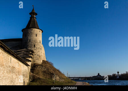 Turm der Festung am Ufer des Flusses Welikaja Pskow. Stockfoto