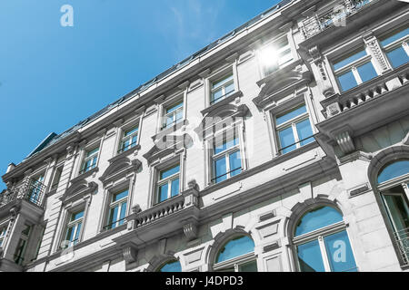 restaurierte Gebäude außen - Apartment Gebäude-Fassade Stockfoto