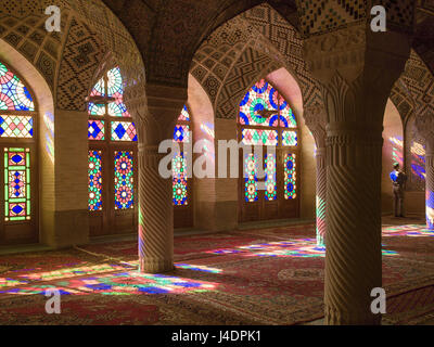 Farben-Streaming, Winter Gebetshalle, Nasir-Ol-Molk Moschee, Shiraz, Iran Stockfoto