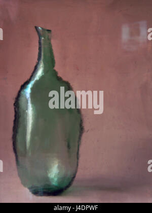 Grüne Runde mit einem langen Hals Glasflasche auf einem rosa Hintergrund, weiße Blendung und Reflexion auf der Seite der Flasche hat unebene Kanten, fotografische styl Stockfoto