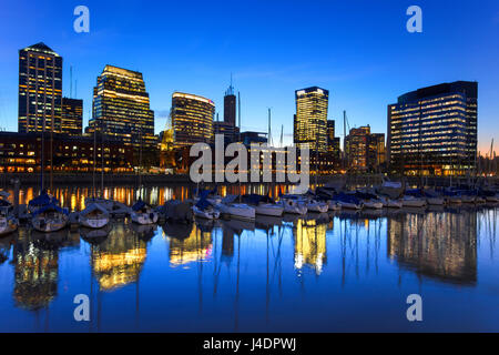 Blaue Stunde in Puerto Madero. Buenos Aires, Argentinien. Stockfoto