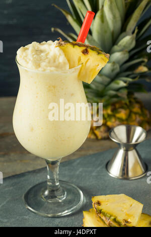 Hausgemachte Frozen Pina Colada Cocktail mit einer Ananas-Garnitur Stockfoto