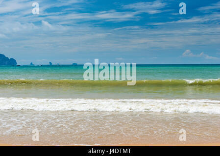 Leeren Sandstrand und das türkisblaue Meer, Blick auf den Horizont Stockfoto