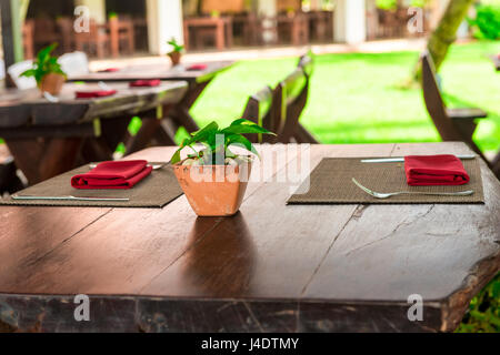 Holztischen eines Sommer-Café unter freiem Himmel Stockfoto
