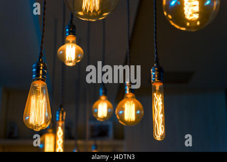 Zusammensetzung der Hängelampen in Retro-Stil-Nahaufnahme Stockfoto