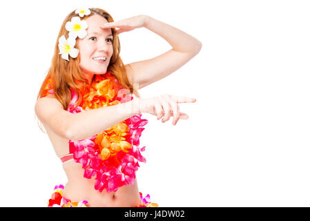 Frau sieht und zeigen Sie die Seite auf einem weißen Hintergrund. Kleidung im Hawaii-Stil Stockfoto