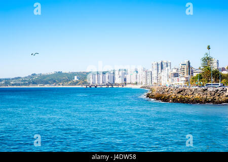 Blick auf die Lagune mit Hotels und Wohnbauten in Viña Del Mar, Chile Stockfoto