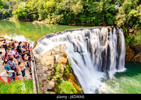 Nicht identifizierte Personen besuchen Shifen Wasserfall Scenic Area, Shifen Wasserfall befindet sich am Pingxi Township in Taipei, Taiwan Stockfoto