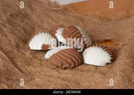 Schale geformt Cookies auf Sackleinen Textur Hintergrund isoliert Stockfoto