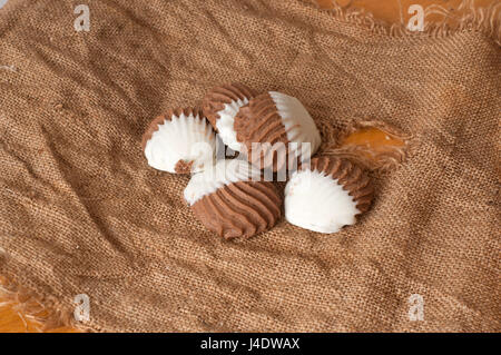 Schale geformt Cookies auf Sackleinen Textur Hintergrund isoliert Stockfoto