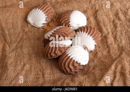 Schale geformt Cookies auf Sackleinen Textur Hintergrund isoliert Stockfoto