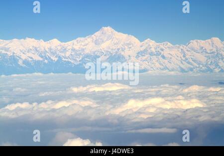 Luftaufnahme von einem Flugzeug über den Himalaya und Everest Berg am blauen Himmel Stockfoto