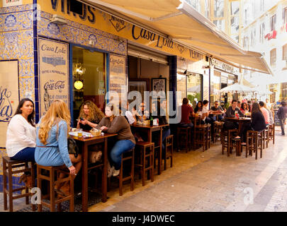 Menschen sitzen Ouside Casa Lola, eine Taverne / bar in der Calle Granada, Malaga Stockfoto