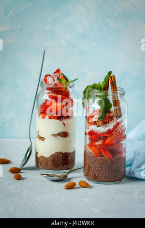 Schokolade Chia Pudding mit Joghurt und Erdbeeren. Liebe für eine gesunde vegane Ernährung Konzept Stockfoto