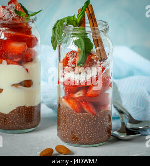 Schokolade Chia Pudding mit Joghurt und Erdbeeren. Liebe für eine gesunde vegane Ernährung Konzept Stockfoto