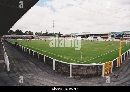 Gesamtansicht der Twerton Park, Heimat des Bath City Football Club am 21. Juli 2002 Stockfoto