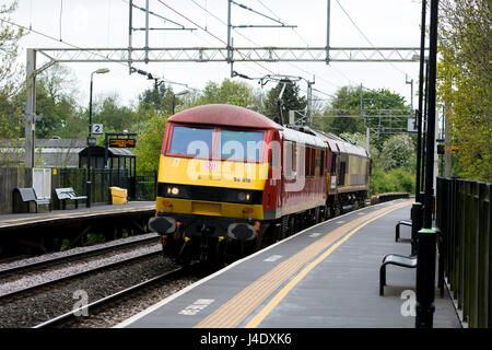 Lokomotiven, die auf der Durchreise Long Buckby Bahnhof, Northamptonshire, England, UK Stockfoto