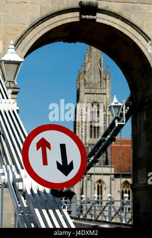 Priorität Verkehr melden Sie auf der Hängebrücke, Marlow, Buckinghamshire, England, UK Stockfoto