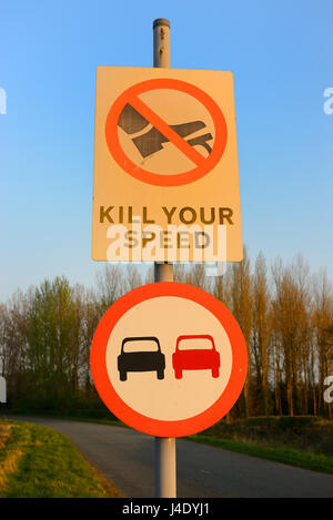Sicherheit im Straßenverkehr zu töten Ihre Geschwindigkeit keine Warnzeichen auf Landstraße überholen York Yorkshire Vereinigtes Königreich Stockfoto