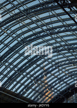 St Pancras Station, London. Wagenhalle, von William Barlow für Midland Railway in den 1860er Jahren. Mit gotischen Glockenturm des Midland Grand Hotel. Stockfoto