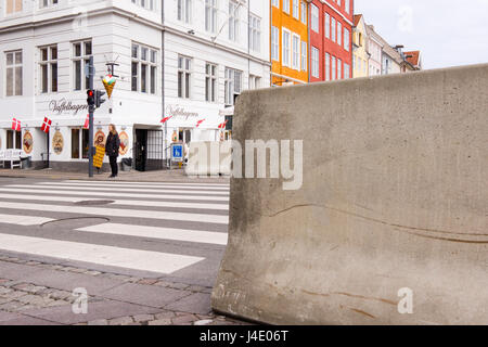 Kopenhagen, Dänemark. 11. Mai 2017. Beton blockiert jetzt bei Nyhavn, Kopenhagen, stoppen LKW Terror? Bildnachweis: Stig Alenäs/Alamy Live-Nachrichten