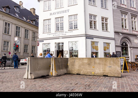 Kopenhagen, Dänemark. 11. Mai 2017. Konkrete Barrieren jetzt im Ort an der touristischen Straße Nyhavn Kopenhagen Credit: Stig Alenäs/Alamy Live News