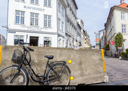Kopenhagen, Dänemark. 11. Mai 2017. Betonblöcke jetzt im Ort an der Fußgängerzone Straße Nyhavn Kopenhagen Credit: Stig Alenäs/Alamy Live News
