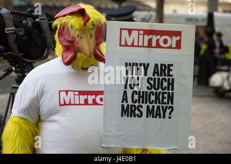 London, UK. 11. Mai 2017. "Spiegel-Huhn", der Daily Mirror geförderte Huhn, das Theresa ganz über dem Land als Reaktion auf ihre Weigerung zur Teilnahme an Debatten im Fernsehen übertragenen Führer, Mai folgt, erwartet ihre Ankunft an einem Radio Zusatzgarantie auf LBC teilnehmen. Bildnachweis: Mark Kerrison/Alamy Live-Nachrichten Stockfoto