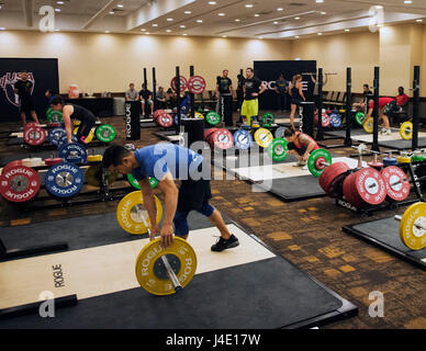 Lombard, Illinois, USA. 11. Mai 2017. Mai 12, 2017:Training Hall in den USA Weightlifting Nationals in Lombard, Illinois, USA. Brent Clark/Alamy Live-Nachrichten Stockfoto