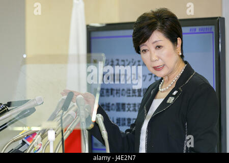 Tokio, Japan. 12. Mai 2017. Tokyo Gouverneur Yuriko Koike spricht während ihrer regelmäßigen Pressekonferenz in Tokyo Metropolitan Government, die aufbauend auf 12. Mai 2017, Tokio, Japan. Koike eingeführt einen neuen Leitfaden für ausländische Mitbürger in Tokio, enthält Informationen über die wesentlichen Merkmale der Stadt, wie öffentliche Verkehrsmittel, japanische Sitten und Jobsuche. Es ist in Englisch und Japanisch verfügbar. Bildnachweis: Rodrigo Reyes Marin/AFLO/Alamy Live-Nachrichten Stockfoto