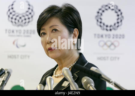 Tokio, Japan. 12. Mai 2017. Tokyo Gouverneur Yuriko Koike spricht während ihrer regelmäßigen Pressekonferenz in Tokyo Metropolitan Government, die aufbauend auf 12. Mai 2017, Tokio, Japan. Koike eingeführt einen neuen Leitfaden für ausländische Mitbürger in Tokio, enthält Informationen über die wesentlichen Merkmale der Stadt, wie öffentliche Verkehrsmittel, japanische Sitten und Jobsuche. Es ist in Englisch und Japanisch verfügbar. Bildnachweis: Rodrigo Reyes Marin/AFLO/Alamy Live-Nachrichten Stockfoto