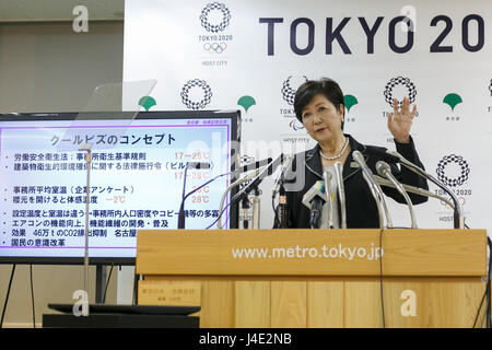 Tokio, Japan. 12. Mai 2017. Tokyo Gouverneur Yuriko Koike spricht während ihrer regelmäßigen Pressekonferenz in Tokyo Metropolitan Government, die aufbauend auf 12. Mai 2017, Tokio, Japan. Koike eingeführt einen neuen Leitfaden für ausländische Mitbürger in Tokio, enthält Informationen über die wesentlichen Merkmale der Stadt, wie öffentliche Verkehrsmittel, japanische Sitten und Jobsuche. Es ist in Englisch und Japanisch verfügbar. Bildnachweis: Rodrigo Reyes Marin/AFLO/Alamy Live-Nachrichten Stockfoto